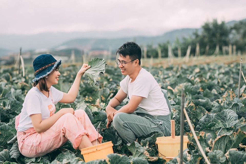 “Chú hãy nói thật đi, cháu là cuộc tình thứ mấy?” - 1
Chủ nhân của những khoảnh khắc ngọt ngào này chính này Anh Vũ và Hà Thu. Anh Vũ từng du học thạc sĩ ở New Zealand, sau 2 năm anh về lại Việt Nam và giảng dạy khóa học đầu tiên vào năm 2016. Đây cũng chính là cơ duyên để cặp đôi này được gặp gỡ và chuyện tình yêu bọc đường “đơm hoa kết trái” như ngày hôm nay.