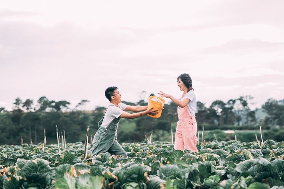 “Chú hãy nói thật đi, cháu là cuộc tình thứ mấy?” - 10
Họ trân quý tình yêu hơn bao giờ hết khi trải qua những cung bậc cảm xúc đủ đầy nhất của tình yêu. Lúc đó anh dùng hết sức bình sinh bế người con gái anh thương ra khỏi chiếc xe sắp bốc cháy. Họ may mắn thoát khỏi lưỡi hái của tử thần.