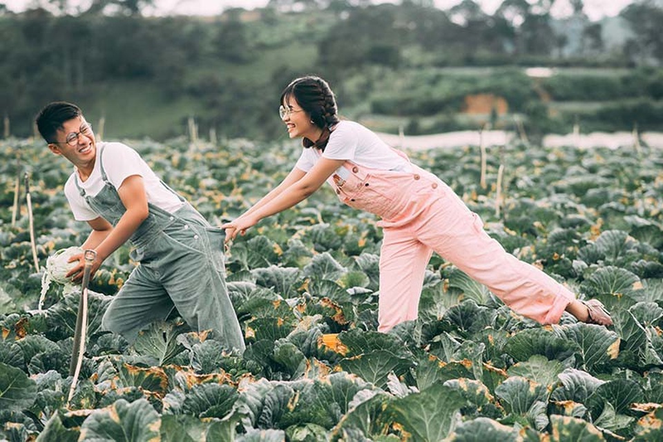“Chú hãy nói thật đi, cháu là cuộc tình thứ mấy?” - 2
Vũ nhớ lại: “Lúc đó em là cô gái có gương mặt khả ái cùng chiều cao 1m71 nên rất nhiều bạn nam trong lớp để ý. Dù thương thầm nhớ trộm nhưng không cho phép bản thân thể hiện, mãi cho đến sau này khi em chủ động nhắn tin thì mọi chuyện mới khác đi”.