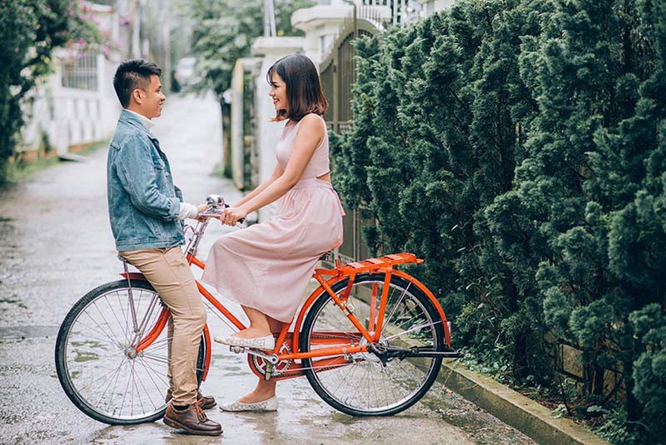 “Chú hãy nói thật đi, cháu là cuộc tình thứ mấy?” - 3
Sau khóa học một tuần, Anh Vũ bất ngờ nhận được tin nhắn từ nick name Hà Thu thắc mắc vì sao anh chấp nhận lời mời kết bạn của tất cả mọi người, trừ cô. Từ đó họ bắt đầu chuyện trò nhiều hơn, cùng nhau tâm sự, chia sẻ những vui buồn trong cuộc sống thường nhật. Tình cảm cứ thế đong đầy trong tim, lớn dần thêm theo thời gian.