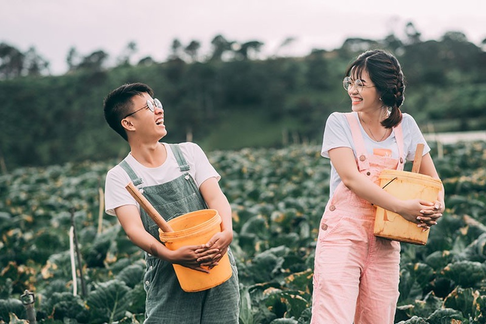 “Chú hãy nói thật đi, cháu là cuộc tình thứ mấy?” - 4
Chuyện trò một thời gian, Vũ “thả thính” cô gái với nụ cười như nắng tỏa bằng dòng tin “Em có sợ nếu yêu phải một ông già không?”.