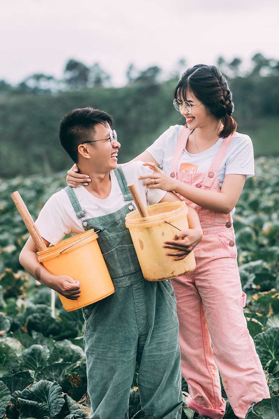 “Chú hãy nói thật đi, cháu là cuộc tình thứ mấy?” - 5
Những ngày sau đó là chuỗi ngày anh sống trong nỗi mong chờ, có lúc tưởng tuyệt vọng dày xéo vì Hà Thu không hề đáp trả một lời nào.