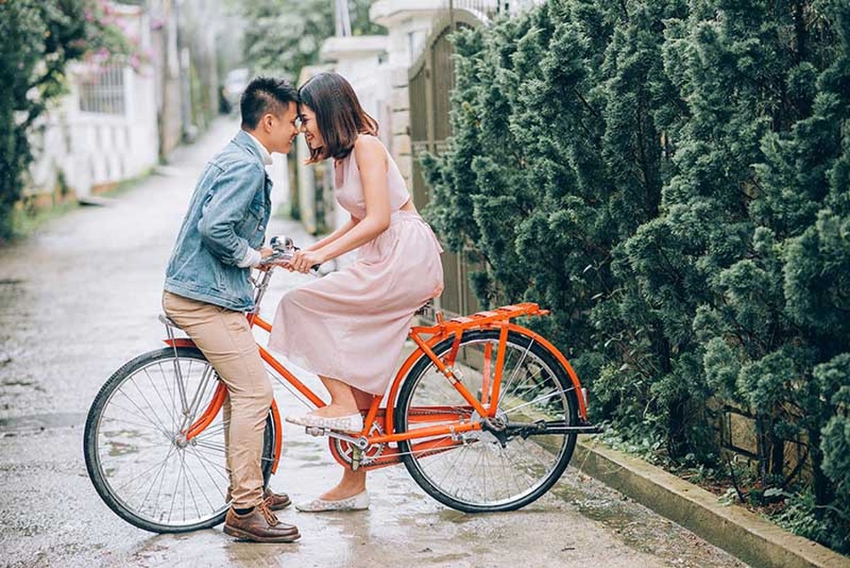 “Chú hãy nói thật đi, cháu là cuộc tình thứ mấy?” - 6
Rồi anh cũng nhận được hồi âm từ nàng, nhưng thay vì câu trả lời lại là một câu hỏi, rằng: “Chú hãy nói thật đi cháu là cuộc tình thứ mấy?”. Anh không hề đắn đo mà thú nhận “Em là mối tình đầu... thứ 5 của anh. Vì là người nghiêm túc trong chuyện tình cảm, đối với anh, chỉ có người phụ nữ mình lấy làm vợ mới là mối tình cuối cùng”.