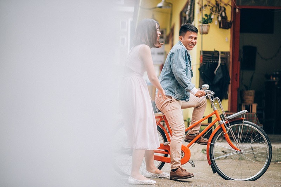 “Chú hãy nói thật đi, cháu là cuộc tình thứ mấy?” - 7
Cô chấp nhận lời tỏ tình, chấp nhận nắm chặt tay anh trên những đoạn đường ngày sau. Thời gian đầu yêu nhau Hà Thu vẫn gọi người yêu là chú, cứ thế họ bên nhau êm đềm và bình yên.