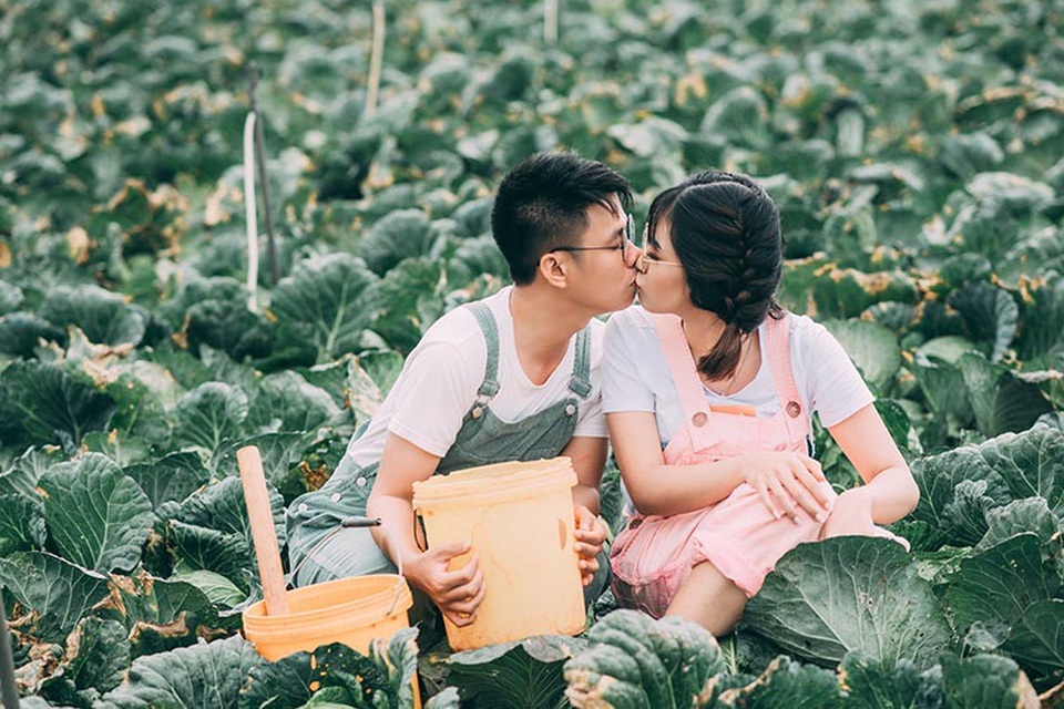 “Chú hãy nói thật đi, cháu là cuộc tình thứ mấy?” - 8
Kỷ niệm 1 năm yêu nhau, cả hai về Ninh Thuận quê Vũ, Hà Thu cảm nhận bố mẹ chồng tương lai “hiền như bụt”.