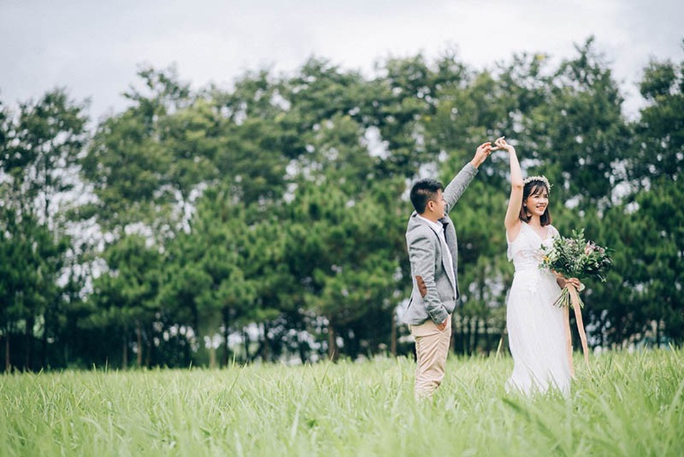 “Chú hãy nói thật đi, cháu là cuộc tình thứ mấy?” - 9
Trong chuyến xe đêm lên Sài Gòn cả đoàn xe không may gặp tai nạn. Giữa lằn ranh sinh – tử ấy cả hai tha thiết gọi tên, tìm kiếm nhau giữa đống đổ nát những kính, những khói bụi.