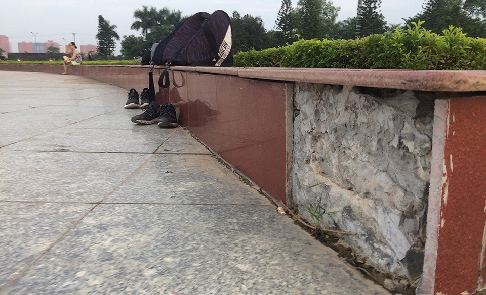 Công viên hiện đại nhất Thủ đô xuống cấp - 3
Đá ốp bồn hoa của công viên Hoà Bình bỏng tróc.