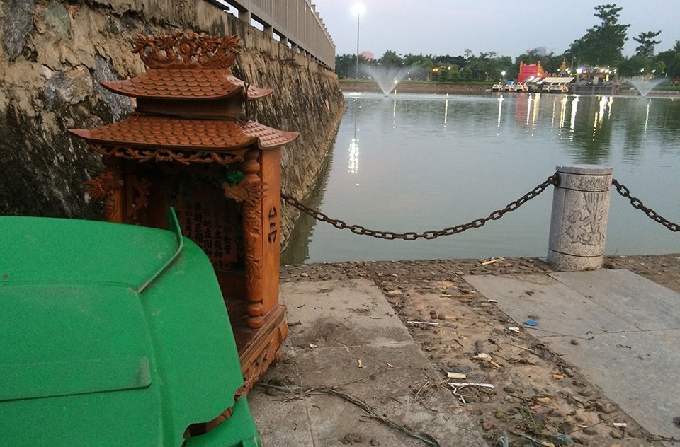 Công viên hiện đại nhất Thủ đô xuống cấp - 8
Một số chỗ trong công viên thành nơi vứt rác của những người thiếu ý thức.