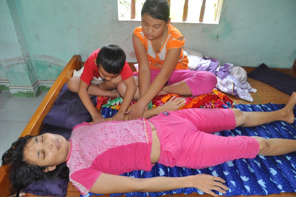 "Xin mẹ đừng chết, mẹ ơi !" - 1 Phát hiện căn bệnh ung thư máu đã ở giai đoạn muộn nên tính mạng của chị Mềm giờ chẳng khác gì ngọn đèn dầu trước gió.