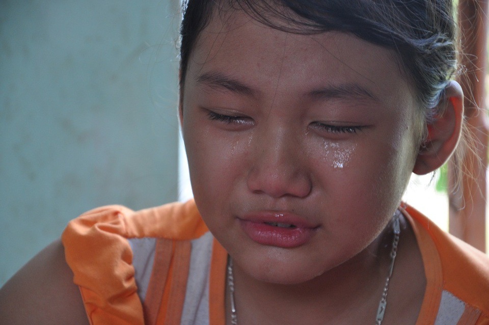 "Xin mẹ đừng chết, mẹ ơi !" - 4 Bé Uyên van xin mẹ đừng chết, đừng bỏ 2 chị em đi.