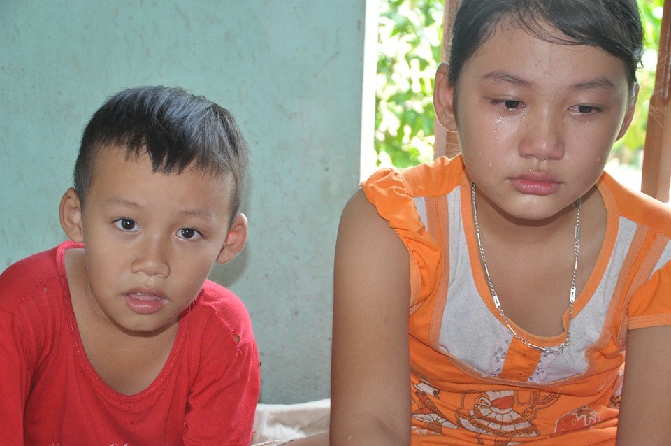 "Xin mẹ đừng chết, mẹ ơi !" - 7 Hai đứa trẻ đáng thương không biết sẽ ra sao khi mẹ nằm xuống.