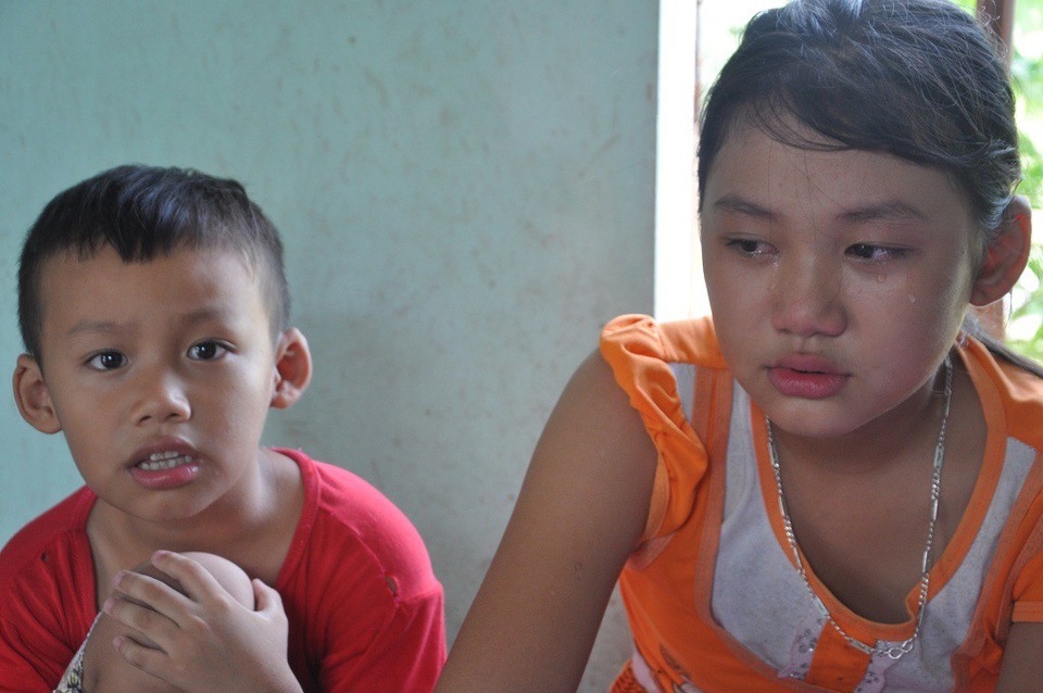 "Xin mẹ đừng chết, mẹ ơi !" - 3 Hai con của chị Mềm là bé Uyên (12 tuổi) và bé Quang (6 tuổi) luôn túc trực bên mẹ.