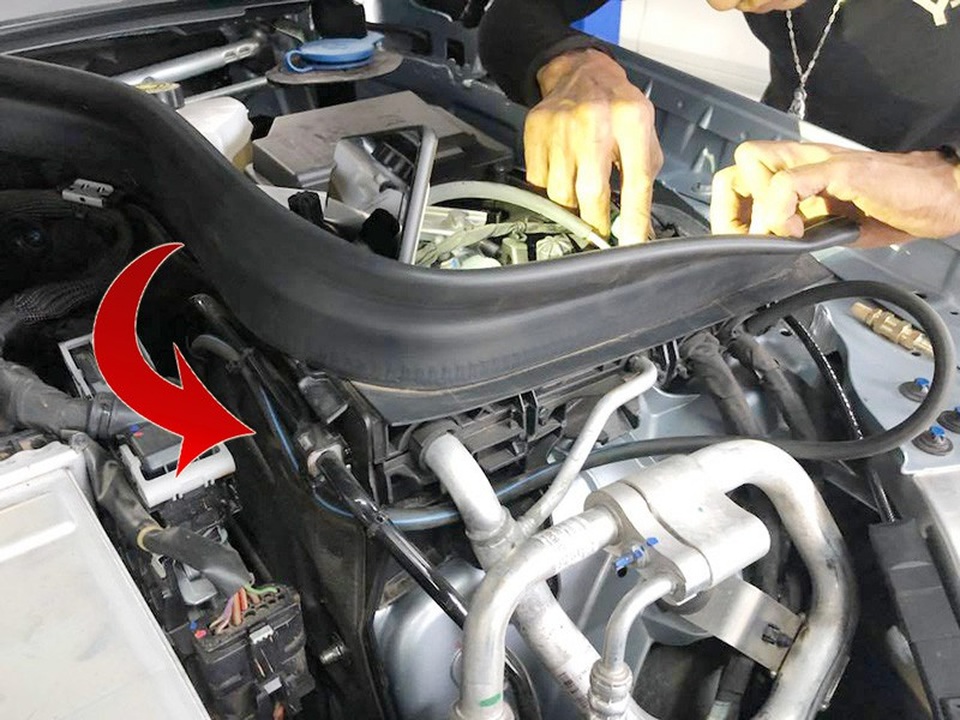 Lội nước với Mercedes-Benz GLC - Có thể "mất oan" cả trăm triệu đồng - 7 Đã có nhiều khách hàng lựa chọn phương án tự cứu mình thay vì đợi chờ câu trả lời từ MBV. Đường ống được đấu nối từ ống thông hơi cầu trước lên khoang động cơ.