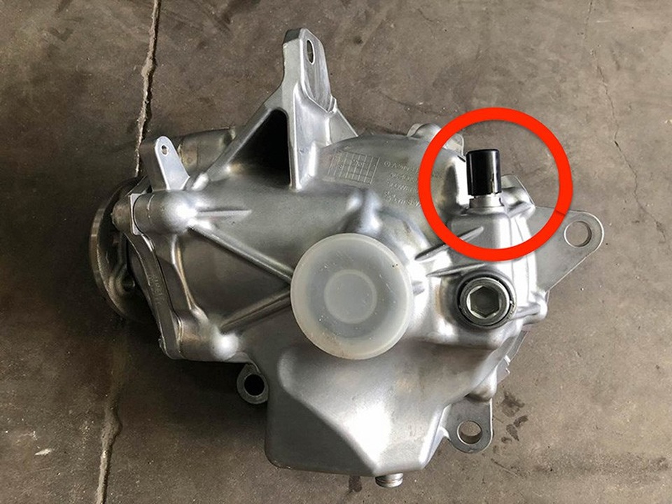 Lội nước với Mercedes-Benz GLC - Có thể "mất oan" cả trăm triệu đồng - 4 Vị trí van thông hơi trên vi-sai cầu trước của các mẫu Mercedes-Benz GLC