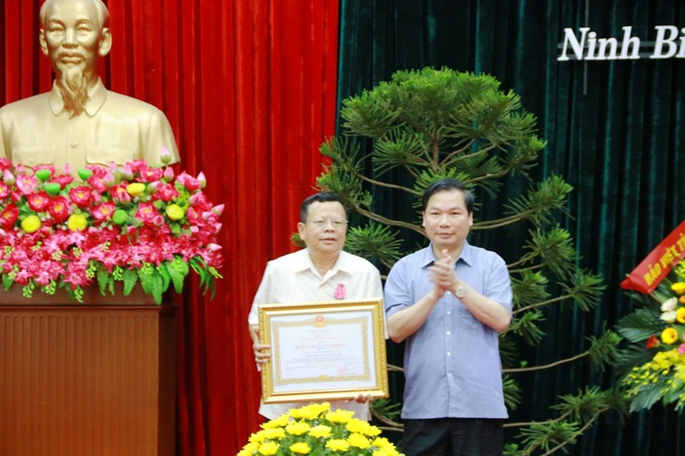 Ninh Bình tổng kết năm học 2017 - 2018 - 2 Ông Tống Quang Thìn - Phó Chủ tịch UBND tỉnh Ninh Bình thừa ủy quyền của Chủ tịch nước trao Huân Chương lao động hạng Ba cho ông Phạm Thanh Toàn - Phó Giám đốc Sở GD&ĐT Ninh Bình.