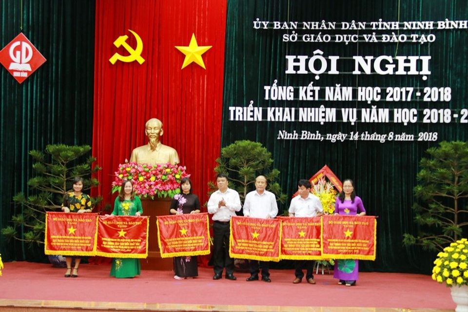 Ninh Bình tổng kết năm học 2017 - 2018 - 3 Các đơn vị ngành giáo dục Ninh Bình nhận Cờ thi đua xuất sắc năm học 2017 - 2018 của Bộ GD&ĐT.