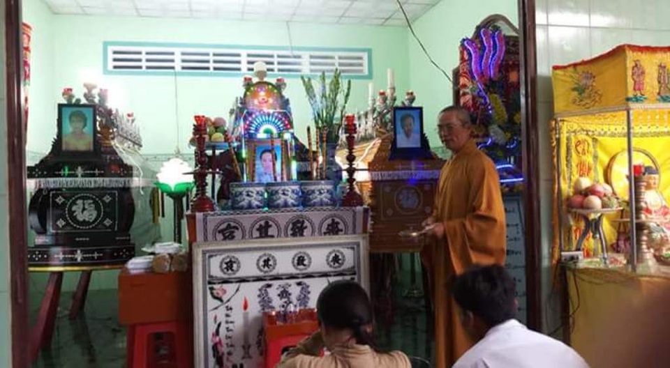 Bắt nghi phạm thảm sát 3 người trong gia đình ở Tiền Giang - 2
3 chiếc quan tài nằm kín căn nhà nhỏ của các nạn nhân. Đồ đạc trong nhà phải đưa bớt ra ngoài.