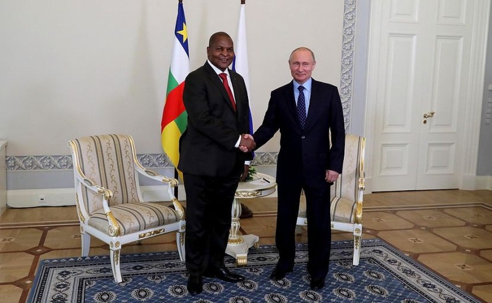 Nga nỗ lực nâng tầm ảnh hưởng tại châu Phi - 1 Tổng thống Nga Vladimir Putin và Tổng thống Cộng hòa Trung Phi Faustin Archange Touadera. (Ảnh: Kremlin)