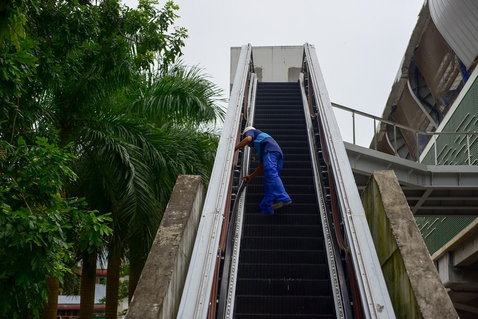 Cảnh ngổn ngang bên dưới ga tàu đường sắt trên cao Cát Linh - Hà Đông - 6
Một công nhân đang kiểm tra hệ thống thang máy ở lối lên xuống nhà ga.