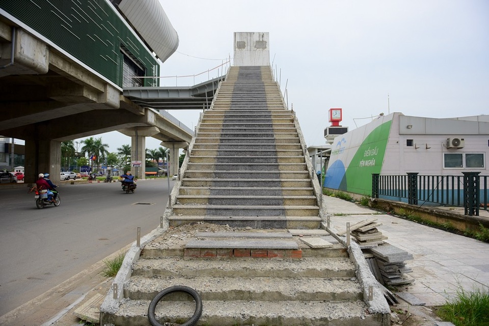 Cảnh ngổn ngang bên dưới ga tàu đường sắt trên cao Cát Linh - Hà Đông - 10
Lối lên tại nhà ga đối diện Bến xe Yên Nghĩa chưa có lan can, không được che chắn...