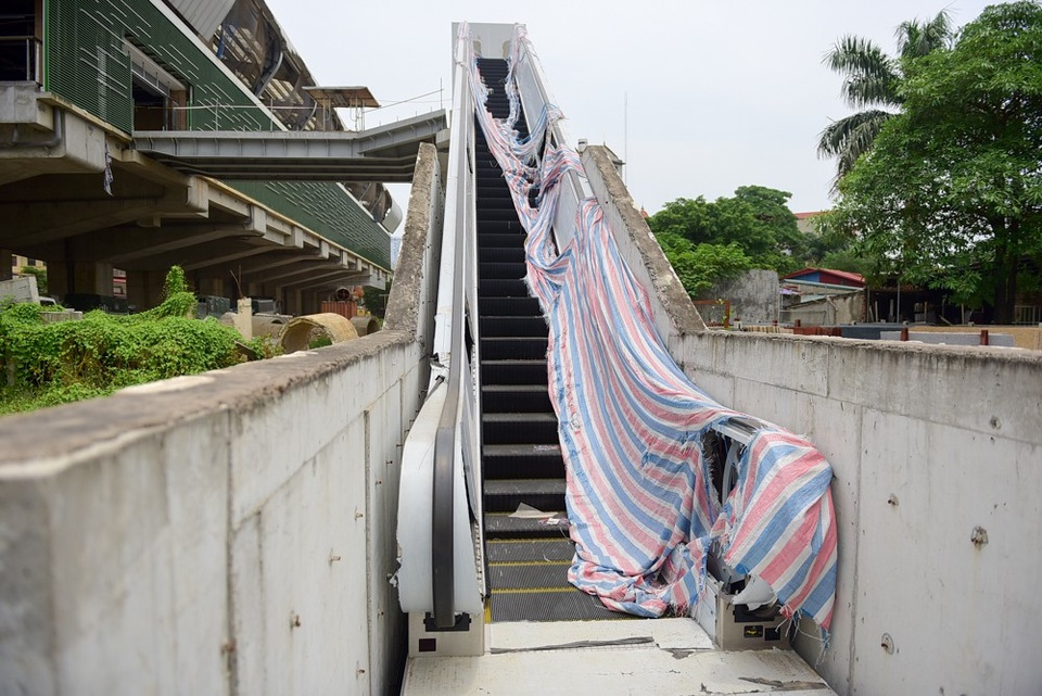 Cảnh ngổn ngang bên dưới ga tàu đường sắt trên cao Cát Linh - Hà Đông - 2
Thời gian chạy thử dự kiến sẽ kéo dài khoảng 3 - 6 tháng. Tuy nhiên, theo ghi nhận của PV Dân trí, những hạng mục bên dưới các nhà ga vẫn chưa hoàn thiện.