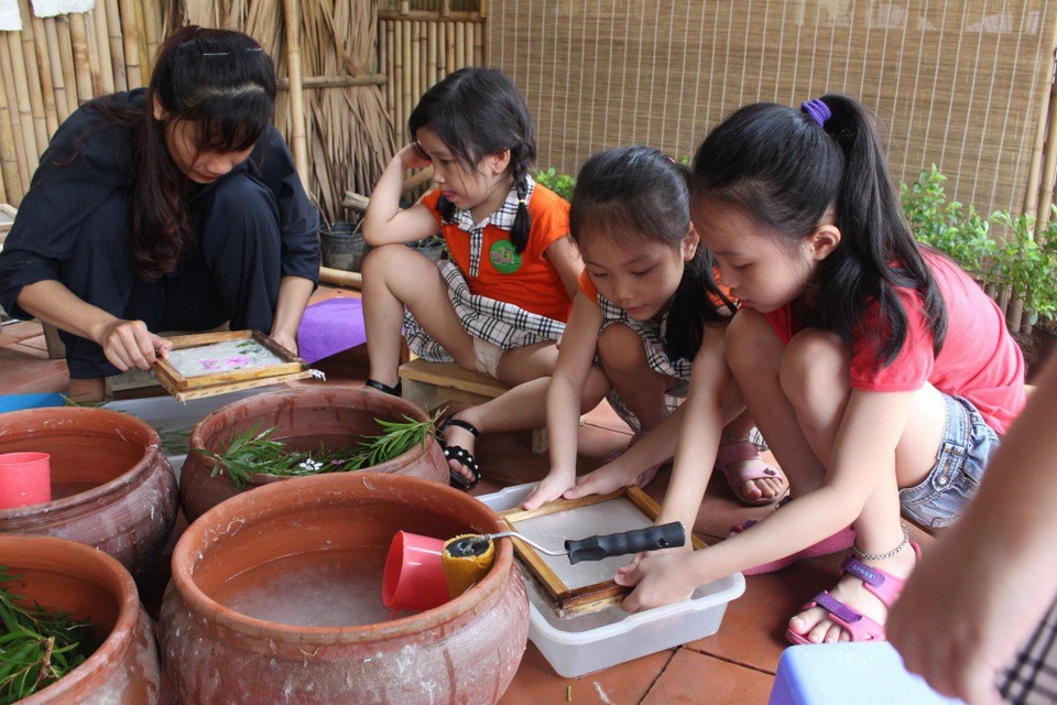 Văn Miếu Quốc Tử Giám thí điểm giáo dục di sản, học sinh trải nghiệm “Làng trong phố” - 1 Trải nghiệm chuỗi hoạt động hè ở “Làng trong phố” (hồ Văn) mang đậm chất dân gian.