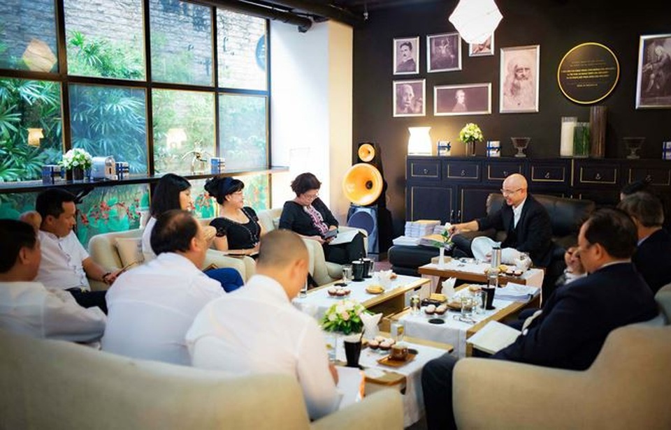 Ông Đặng Lê Nguyên Vũ bất ngờ gặp gỡ báo chí sau 5 năm "tịnh khẩu" - 2
Cuộc trò chuyện vui tươi, hào hứng và thân mật, gần gũi. Ảnh: Tô Thanh Tân