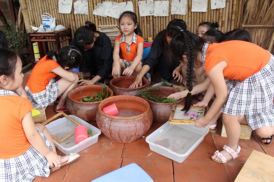Văn Miếu Quốc Tử Giám thí điểm giáo dục di sản, học sinh trải nghiệm “Làng trong phố” - 2 Các em vừa được trải nghiệm nghề truyền thống, lại có sản phẩm mang về.