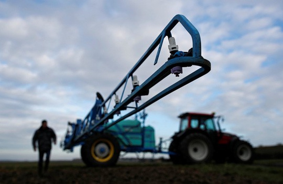 Một hệ thống phun thuốc diệt cỏ chứa glyphosate của nông dân Pháp tại vùng Ouzouer-sous-Bellegarde Ảnh: REUTERS