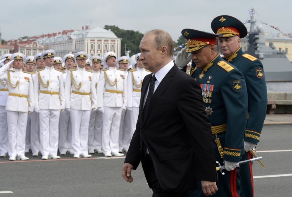 Vì sao ông Putin khôi phục tổng cục giáo dục lòng yêu nước cho binh sĩ Nga? - 2 Tổng thống Nga Vladimir Putin cùng Bộ trưởng Quốc phòng Sergei Shoigu (giữa) và cựu Tư lệnh Quân khu phía Tây Andrey Kartapolov tham gia lễ duyệt binh kỷ niệm Ngày Hải quân ở St. Petersburg. Ông Kartapolov nay được bổ nhiệm làm Chủ nhiệm Tổng cục Chính trị quân đội Liên bang Nga (Ảnh: AFP)