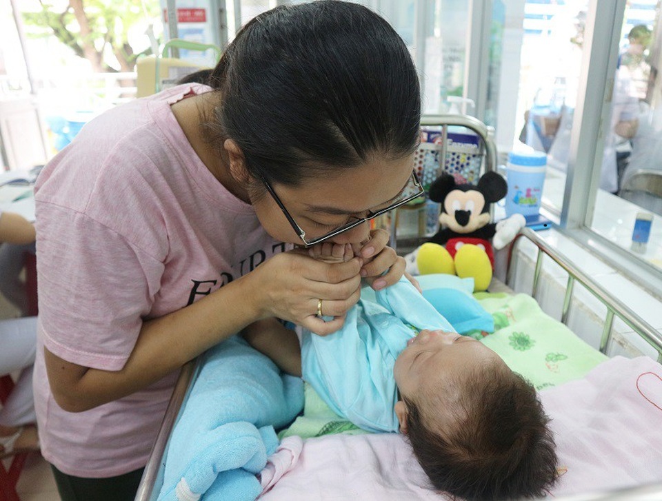 Hy hữu ca bệnh bẩm sinh rò khí quản vào đường mật - 1 Bệnh nhi đã may mắn thoát chết sau khi bác sĩ phát hiện bệnh hiếm, can thiệp kịp thời