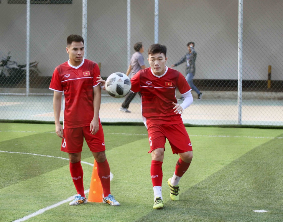 Kỳ lạ Asiad 2018: Đá trận ra quân, vẫn lo sân tập - 1
Olympic Việt Nam phải tập ở sân cỏ nhân tạo chiều ngày 13/8