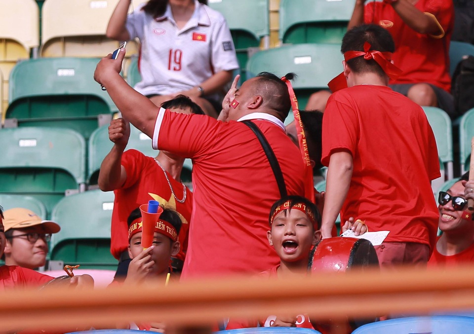 Nữ cổ động viên xinh đẹp “tiếp lửa” Olympic Việt Nam trên khán đài - 7
Nghệ sỹ Hiếu Hiền có mặt ở khán đài cổ vũ cho Olympic Việt Nam