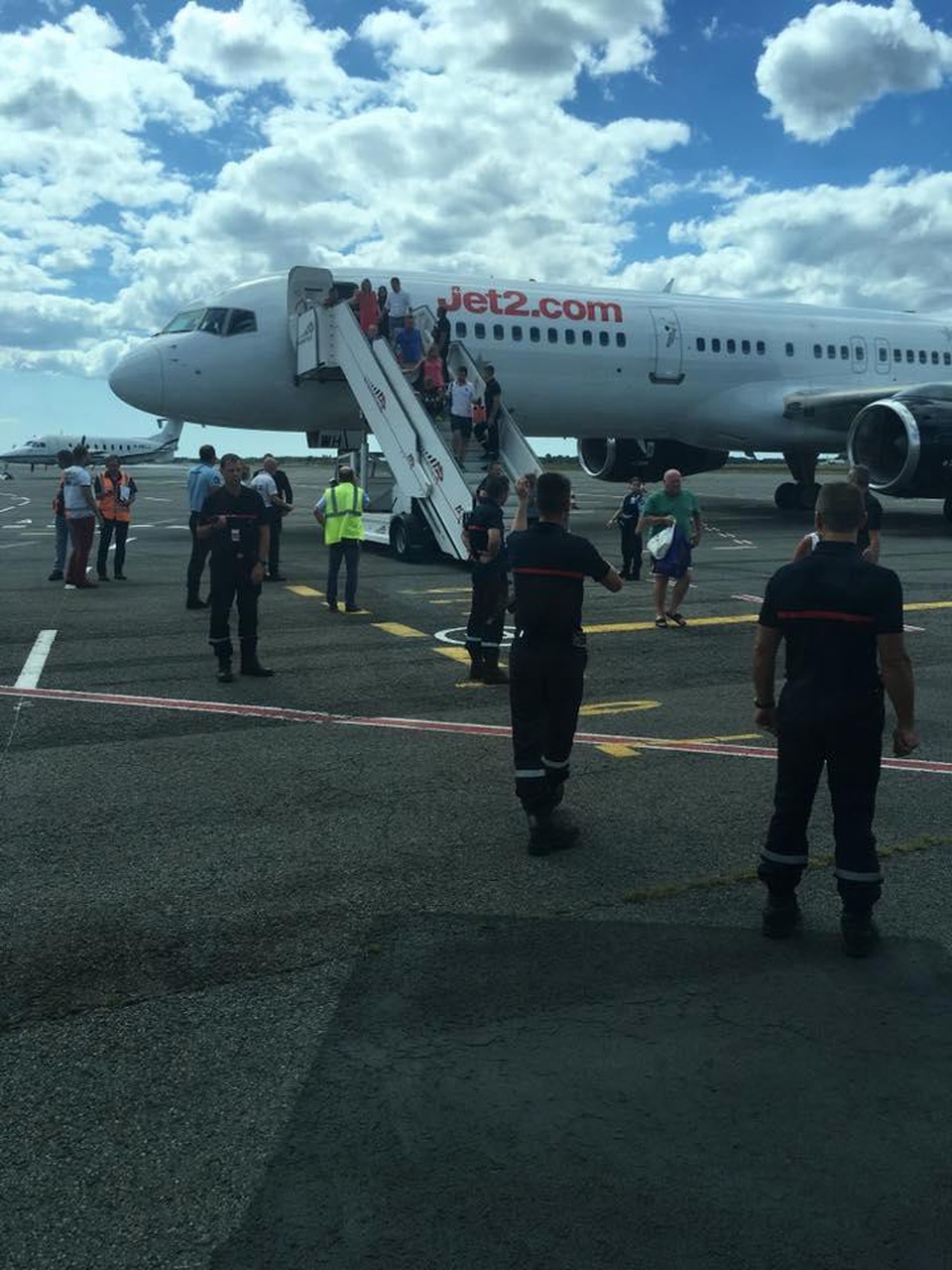 Máy bay rơi tự do từ độ cao 9000m, nhiều hành khách tổn thương tai, chảy máu mũi - 3 Những vị khách bị thương được điều trị y tế kịp thời khi máy bay hạ cánh