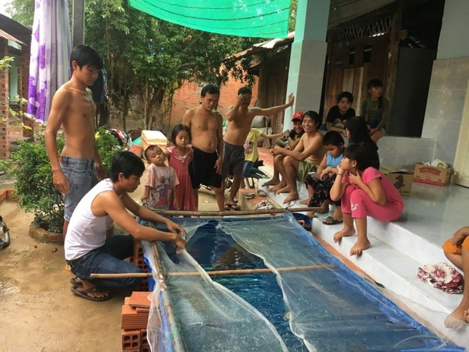 Điểm danh những "thủy quái" khổng lồ mắc lưới ngư dân Việt - 3 Hay tin anh Nam bắt được cá lớn trên sông Vàm Cỏ Đông, nhiều người hiếu kỳ đã kéo đến xem