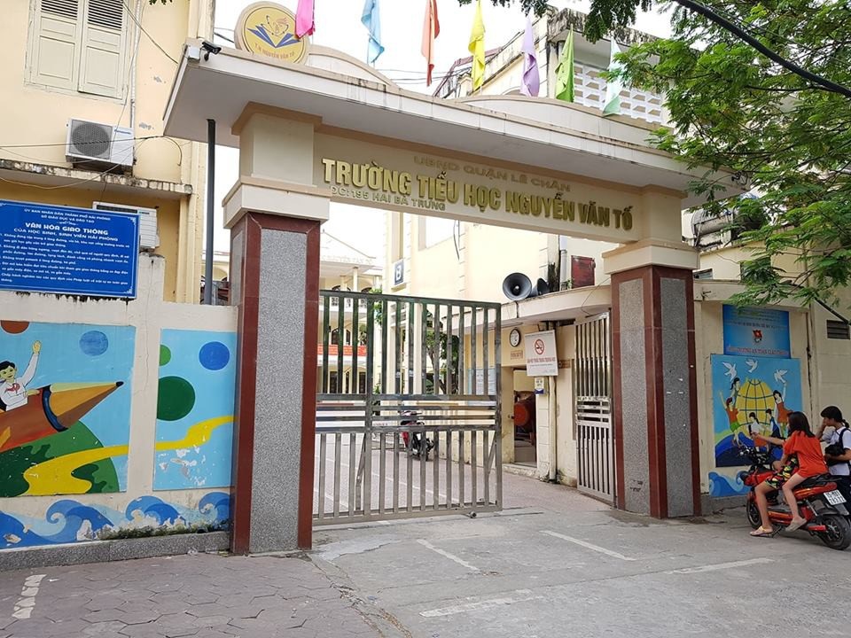 Con bị hiệu trưởng từ chối nhập học lớp 1, phụ huynh viết tâm thư gửi Bí thư Thành ủy - 1
Trường tiểu học Nguyễn Văn Tố (quận Lê Chân, TP. Hải Phòng) - nơi phụ huynh tố hiệu trưởng từ chối không cho con nhập học lớp 1 vì có hộ khẩu nhưng không ở.