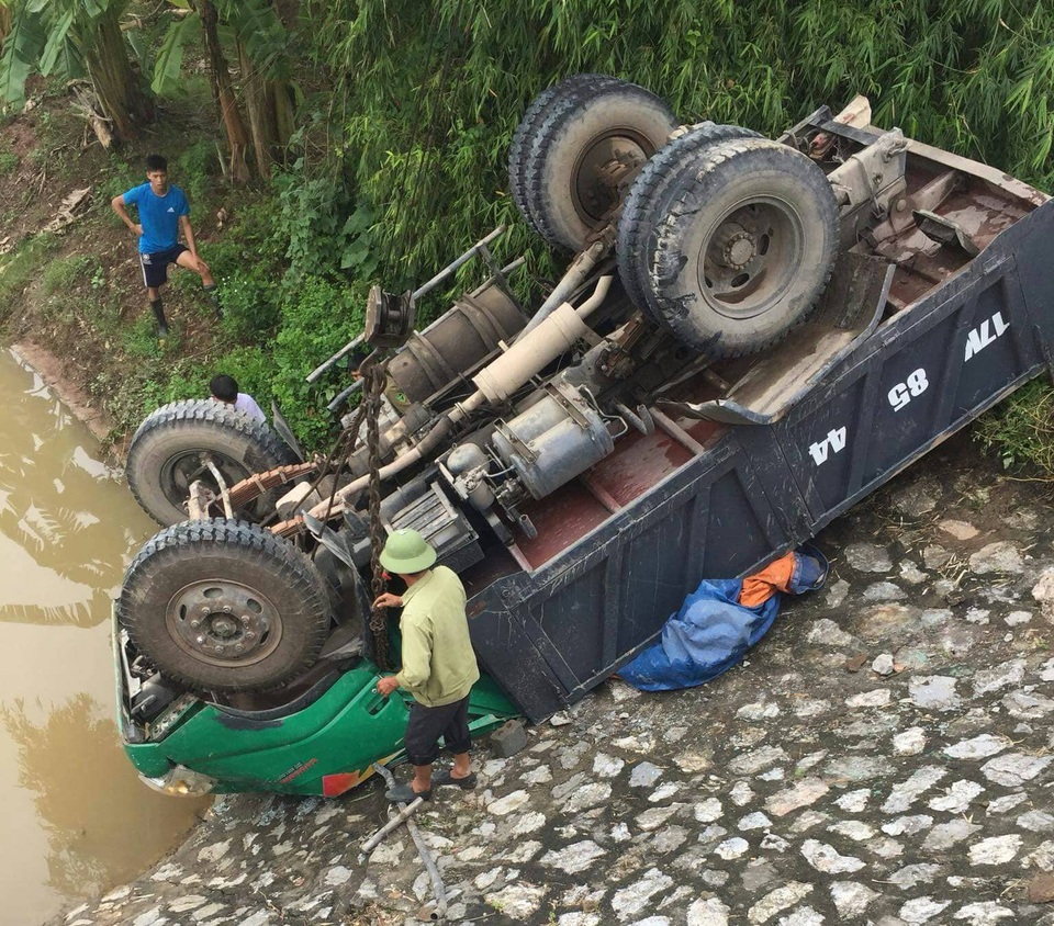 Xe tải lật ngửa dưới kè đá, 4 người thương vong - 1
Hiện trường vụ tai nạn