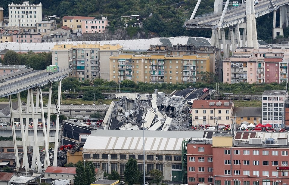 Vụ sập cầu tại Italy: Thảm kịch được dự báo từ trước - 1 Hiện trường vụ sập cầu tại Italy (Ảnh: AFP)