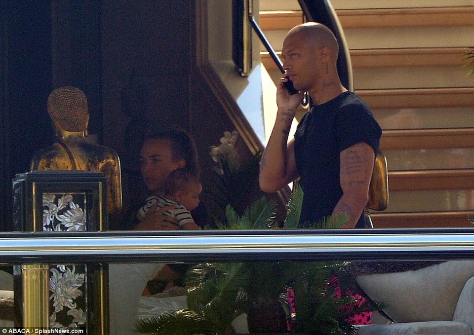 Con gái tỷ phú Topshop lần đầu lộ mặt quý tử - 6
Họ cũng chưa từng công khai chia sẻ hình ảnh con trai