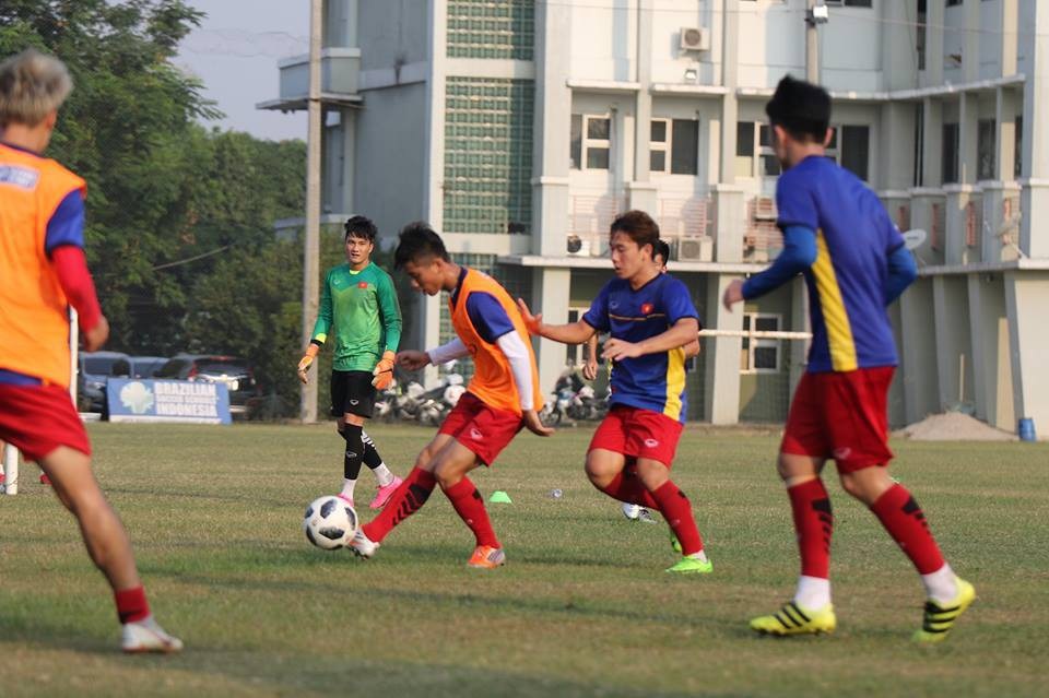 Olympic Việt Nam hào hứng "luyện công", sẵn sàng đấu Nepal - 4
Các cầu thủ hứng khởi trong buổi tập ngày 15/8