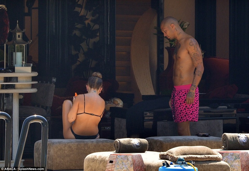 Con gái tỷ phú Topshop lần đầu lộ mặt quý tử - 9
Chloe Green và Jeremy Meeks tận hưởng cuộc sống xa hoa và dư dả