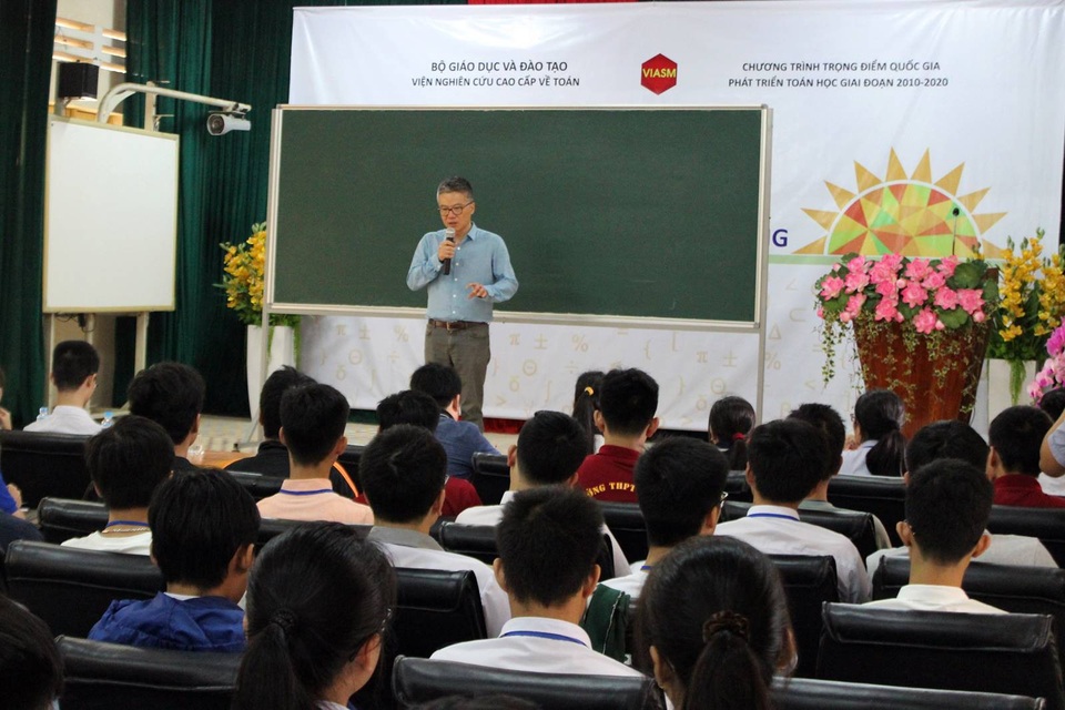GS Ngô Bảo Châu giải dạy cho các học sinh xuất sắc tại Trường hè toán học