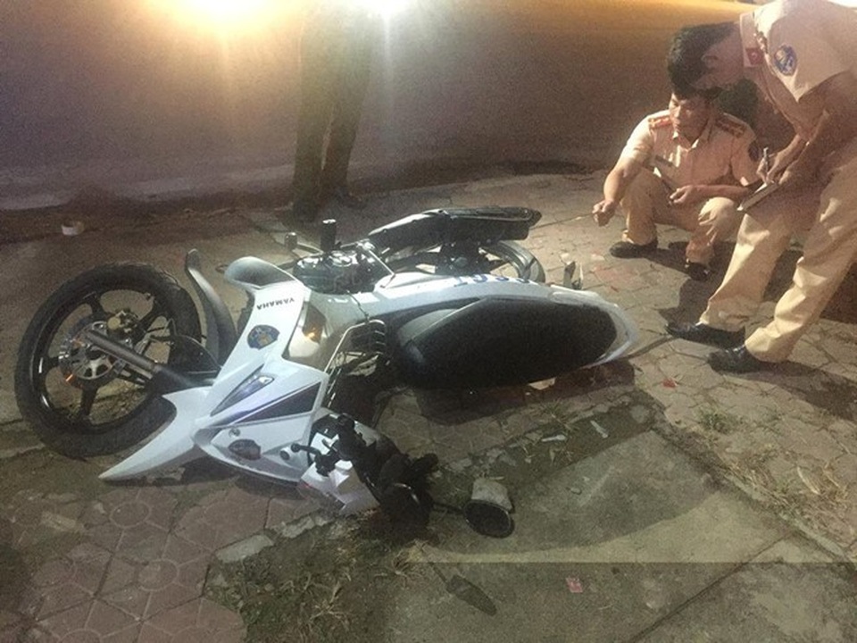 Bắt đối tượng 2 lần lái ô tô đâm vào cảnh sát giao thông - 1 Chiếc xe công vụ của tổ tuần tra bị Sơn đâm lúc bỏ chạy