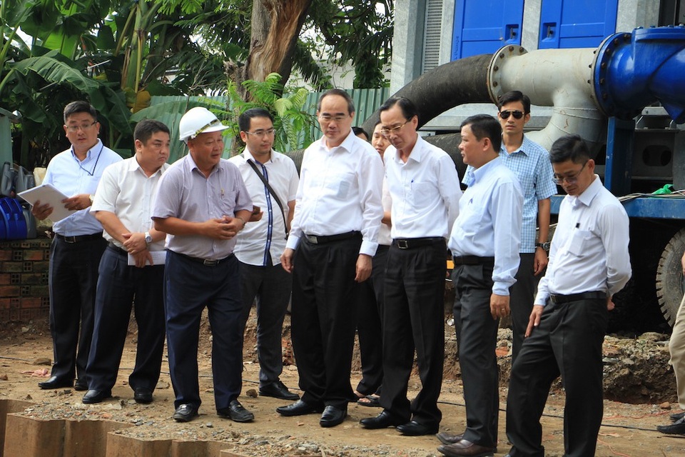 Chủ máy bơm “siêu khủng” xin TPHCM tạm ứng 30 tỷ đồng - 2 Bí thư Thành ủy TPHCM Nguyễn Thiện Nhân trong một lần đi kiểm tra hệ thống máy bơm chống ngập cho đường Nguyễn Hữu Cảnh