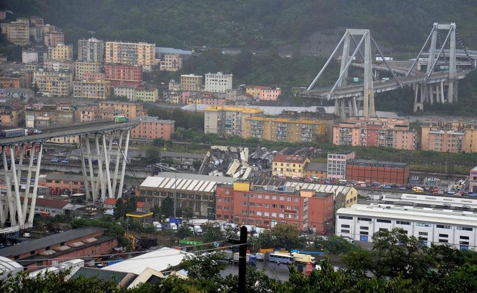 Thảm kịch sập cầu khiến 35 người chết ở Italy: Cảnh tượng như địa ngục - 1 Theo hãng thông tấn ANSA của Italy, ít nhất 35 người đã thiệt mạng khi một đoạn dài 200m trên cây cầu cao tốc Morandi ở Genoa bất ngờ đổ sập vào sáng 14/8. (Ảnh: Reuters)
