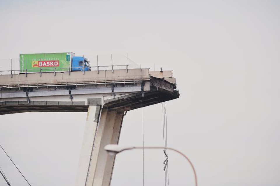Thảm kịch sập cầu khiến 35 người chết ở Italy: Cảnh tượng như địa ngục - 13 Cây cầu bị sập được xây dựng từ năm 1968 và đã trải qua quá trình tu sửa cách đây 2 năm. Vị trí cầu bị sập bắc qua khu vực đông dân cư, do vậy nhiều người lo ngại rằng số thương vong dưới mặt đất sẽ còn tăng lên. (Ảnh: Reuters)