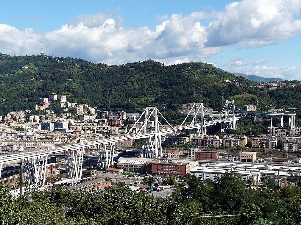 Vụ sập cầu tại Italy: Thảm kịch được dự báo từ trước - 2 Cầu Morandi trước khi bị sập (Ảnh: Dailymail)