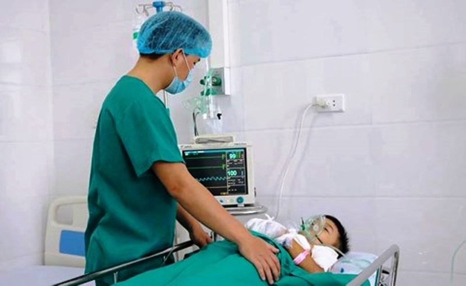 Bé 8 tuổi nguy kịch vì đồ chơi bất ngờ phát nổ - 2 Cháu bé đã dần ổn định trở lại sau khi được các bác sĩ xử lý vết thương.