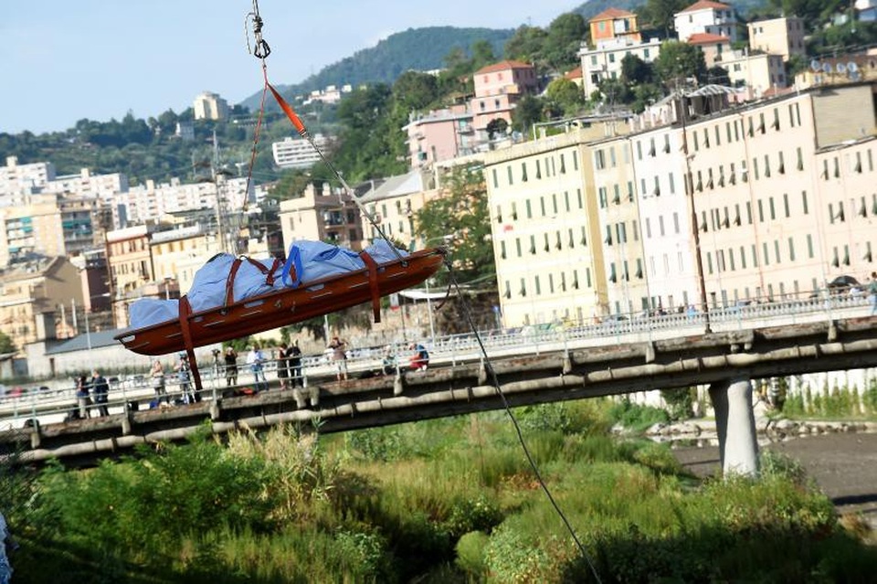 Thảm kịch sập cầu khiến 35 người chết ở Italy: Cảnh tượng như địa ngục - 15 Phó Thủ tướng Italy Matteo Salvini cảnh báo sẽ truy cứu trách nhiệm của tất cả những ai có liên quan tới vụ sập cầu vì “đến năm 2018 vẫn còn để xảy ra một thảm kịch như vậy là không thể chấp nhận được”. “Họ sẽ phải trả giá rất nhiều, trả giá vì tất cả mọi thứ”, ông Matteo nhấn mạnh. (Ảnh: Reuters)