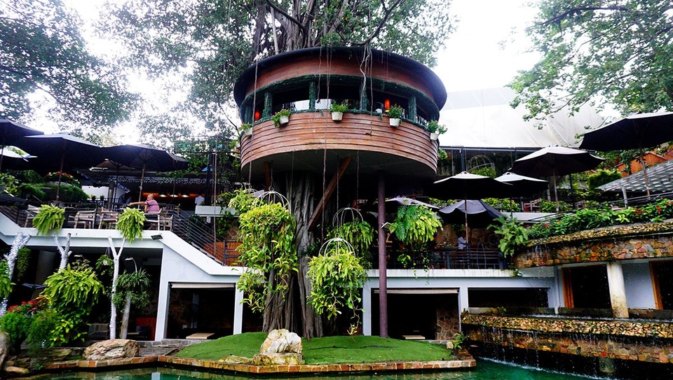 Độc đáo quán cà phê cheo leo trên cây ở Sài Gòn - 1 Quán cà phê nhà gỗ treo trên cây thu hút khách ở Sài Gòn.